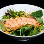 Insalata con salmone scottato
